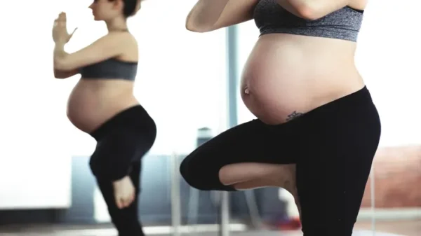 una donna incinto che fa ginnastica e che rappresenta il corso di ginnastica pre e postparto