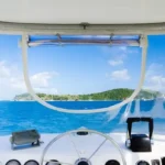 visuale di un'isola attraverso la cabina di pilotaggio di una barca, l'immagine rappresenta il corso di patente nautica