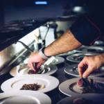 uno chef intento a preparare un piatto, l'immagine rappresenta il corso di scuola di cucina