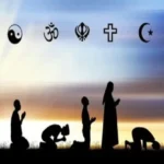 figure stilizzate in fase di preghiera, l'immagine rappresenta il corso di storia delle religioni