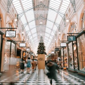 il corso online di Visual merchandiser è utile per conoscere le tecniche di allestimento, illuminazione ed esposizione dei prodotti nelle vetrine e all'interno dei negozi