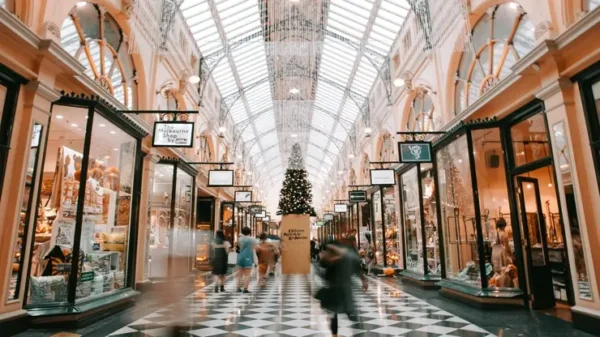 una galleria di negozi, l'immagine rappresenta il corso di visual merchandiser
