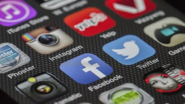 delle famose app social sullo schermo di uno smartphone che rappresenta il corso di master social media management