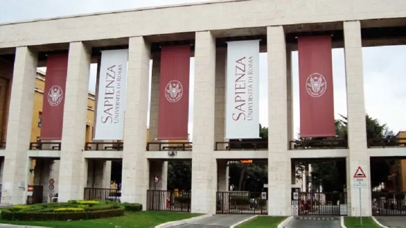 immagine dell'entrata principale dell'università La Sapienza di Roma