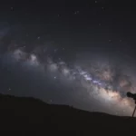 cielo stellato su una collina con un telescopio amatoriale per osservare le stelle, l'immagine rappresenta il corso di astronomia
