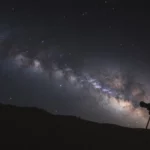 cielo stellato su una collina con un telescopio amatoriale per osservare le stelle