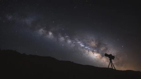 cielo stellato su una collina con un telescopio amatoriale per osservare le stelle, l'immagine rappresenta il corso di astronomia