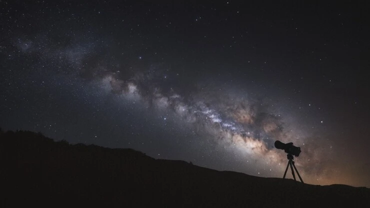 cielo stellato su una collina con un telescopio amatoriale per osservare le stelle