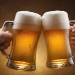 due boccali di birra chiara che brindano che rappresentano il corso di birra artigianale