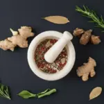 una tavola nera che mostra con una visuale dall'alto di cibi genuini e con principi attivi curativi utilizzati in naturopatia
